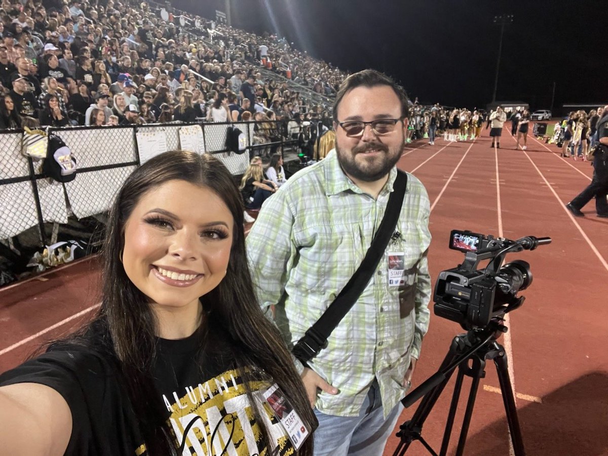 LUTVNews7's tweet photo. @LUTVNews7 #multimediajournalists Taylor Justice & @tommy_byers were on the sidelines covering the #VidorPirates' #Homecoming game last night. @LamarCommDept
#LamarUniversity #collegeMedia #VidorTx #highschoolfootball #southeasttexas https://t.co/h8Fs4KluPW