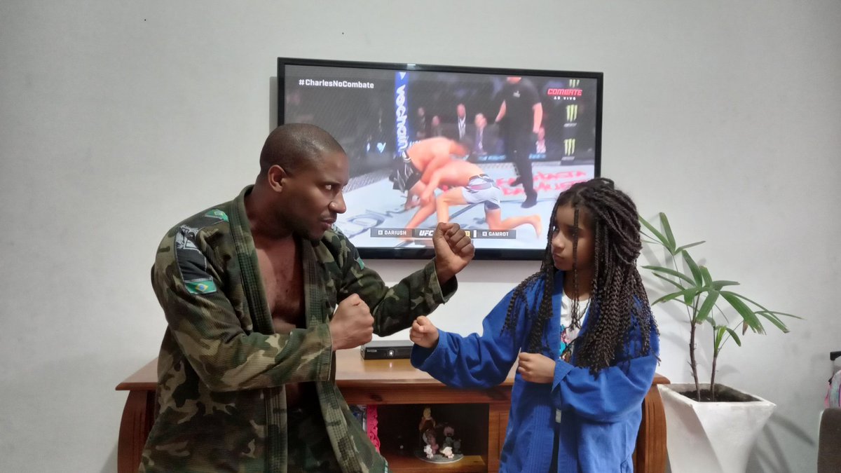 Alexandrezegue's tweet photo. Alexandre zegue com sua filha Ana Luiza e família na torcida por Charles no UFC 280 A favela venceu!🇧🇷🥋🏆
#CharlesNoCombate
@CharlesDoBronxs 
@combate 
@UFCNoCombate 
@UFCBrasil https://t.co/9Eau1dbt4L