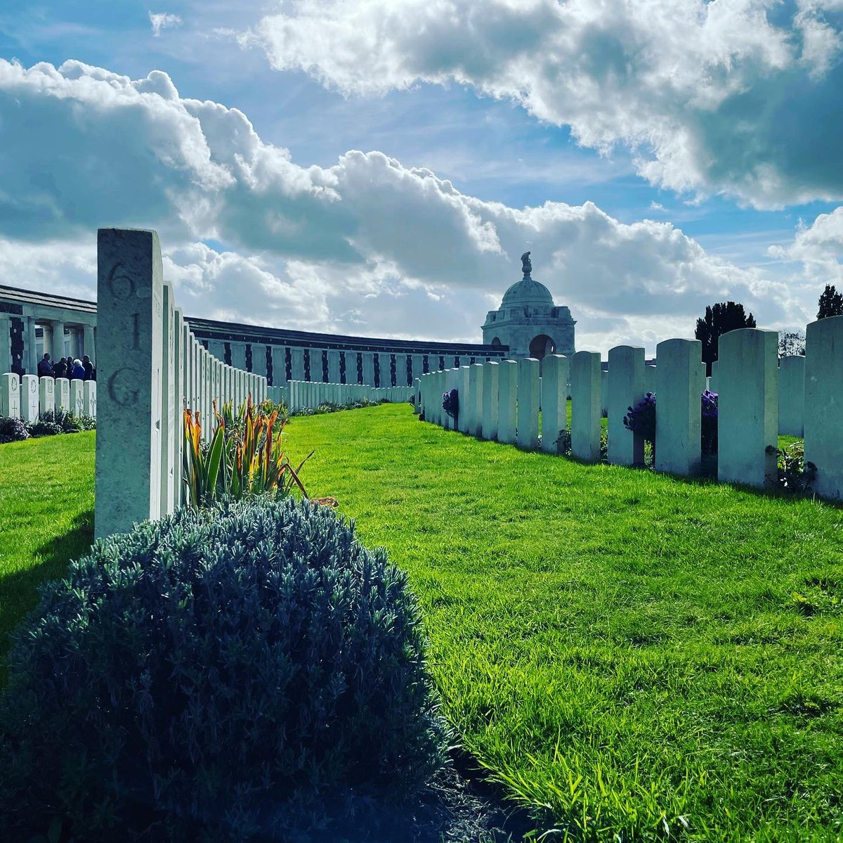BeaufortEng's tweet photo. Another fantastic day exploring the battlefields with incredible weather! #ww1 #battlefields #tynecot #langemark #passchendale #sanctuarywood https://t.co/gX7IuCqBXe