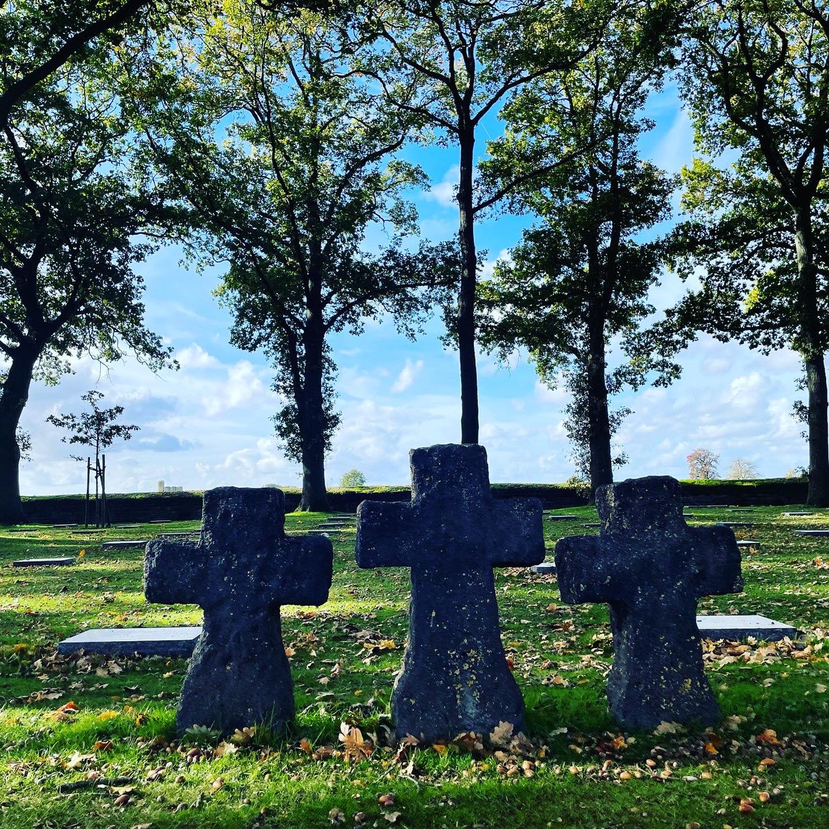 BeaufortEng's tweet photo. Another fantastic day exploring the battlefields with incredible weather! #ww1 #battlefields #tynecot #langemark #passchendale #sanctuarywood https://t.co/gX7IuCqBXe
