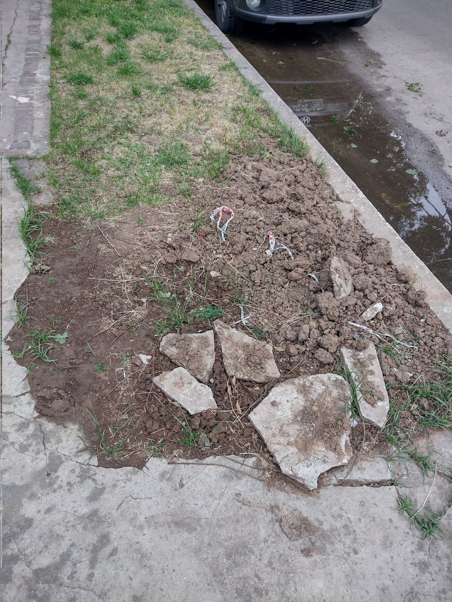 fedechedrese's tweet photo. @AySA_Oficial @SanIsidroGob 
Obra de aysa: me dejaron un cráter. ¿Lo van a reparar? https://t.co/jGMuM80RFV