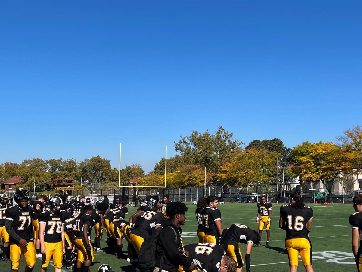 JMHSBklyn's tweet photo. Homecoming 2022 🖤💛🏈 https://t.co/9wwa6sVLj2