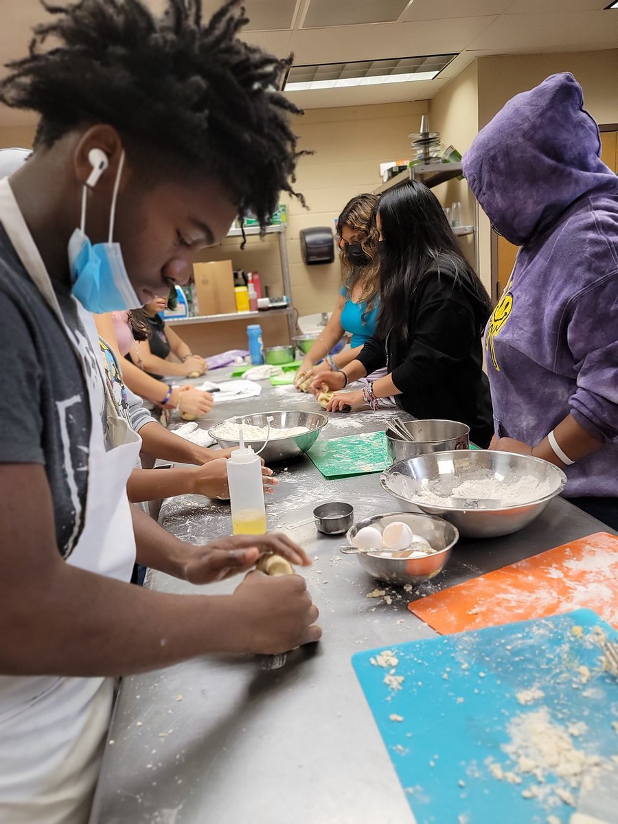 wave_culinary's tweet photo. Moments with my culinary one. @Pburg_Schools @Wave_Counseling @JuliusHamlin @pambell32 @PHS_CrimsonWave @Wave_AP_Pierce @Chef_Rommel https://t.co/zynewP5IeB