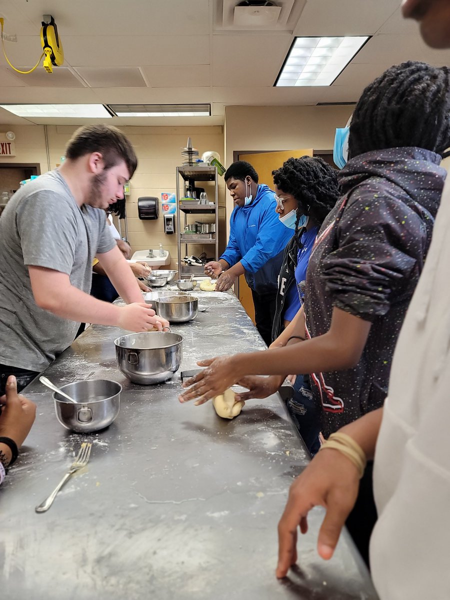 wave_culinary's tweet photo. Moments with my culinary one. @Pburg_Schools @Wave_Counseling @JuliusHamlin @pambell32 @PHS_CrimsonWave @Wave_AP_Pierce @Chef_Rommel https://t.co/zynewP5IeB