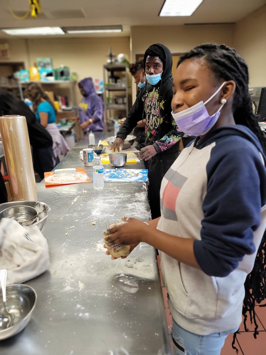 wave_culinary's tweet photo. Moments with my culinary one. @Pburg_Schools @Wave_Counseling @JuliusHamlin @pambell32 @PHS_CrimsonWave @Wave_AP_Pierce @Chef_Rommel https://t.co/zynewP5IeB