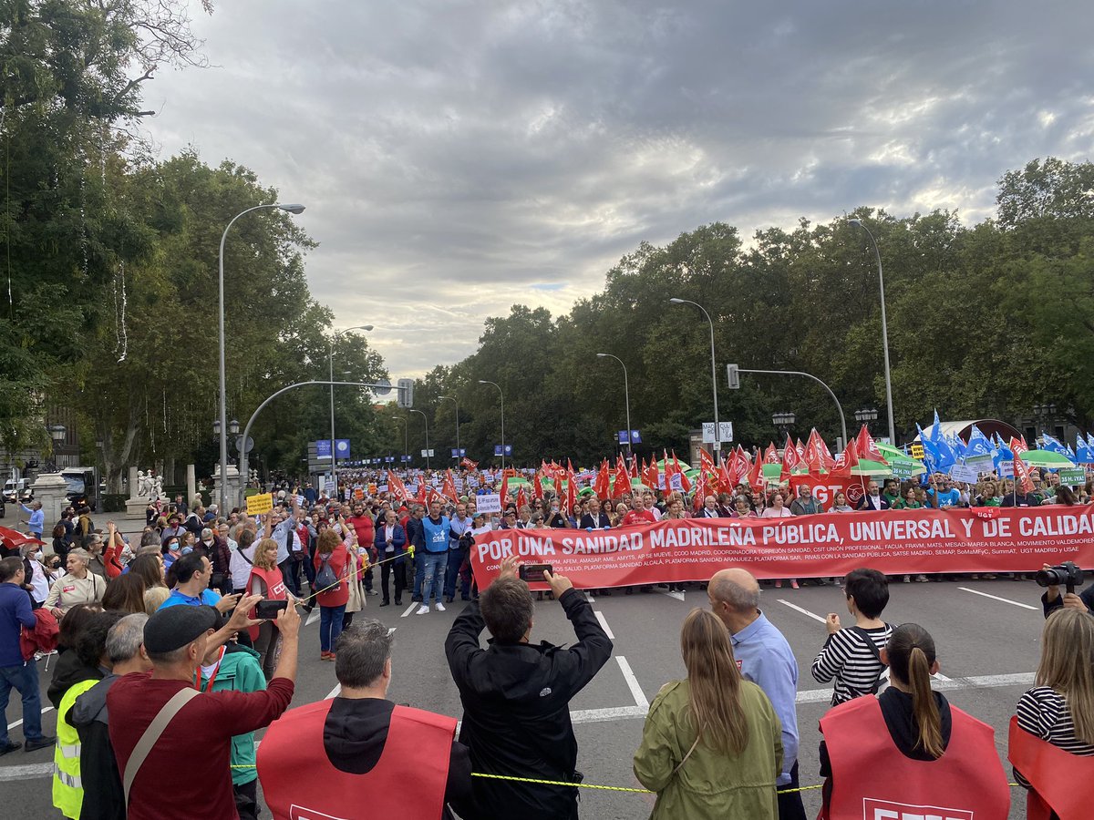 FADSPU's tweet photo. 👨‍👩‍👧‍👦👨🏽‍⚕️🧑🏻‍⚕️Cuando el binomio profesionales y ciudadanía rema en la misma dirección sucede el éxito de la movilización, como la acontecida hoy en las calles de Madrid con más de 5️⃣0️⃣0️⃣0️⃣0️⃣ personas defendiendo la Sanidad Pública. 

🙌🏾Gracias a todas las que lo habéis hecho posible https://t.co/zAzJvMd71r