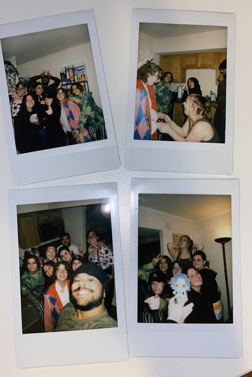 itsjessicarech's tweet photo. Cheers to a bizarre evening 💚💜 https://t.co/I4DvE86OsZ