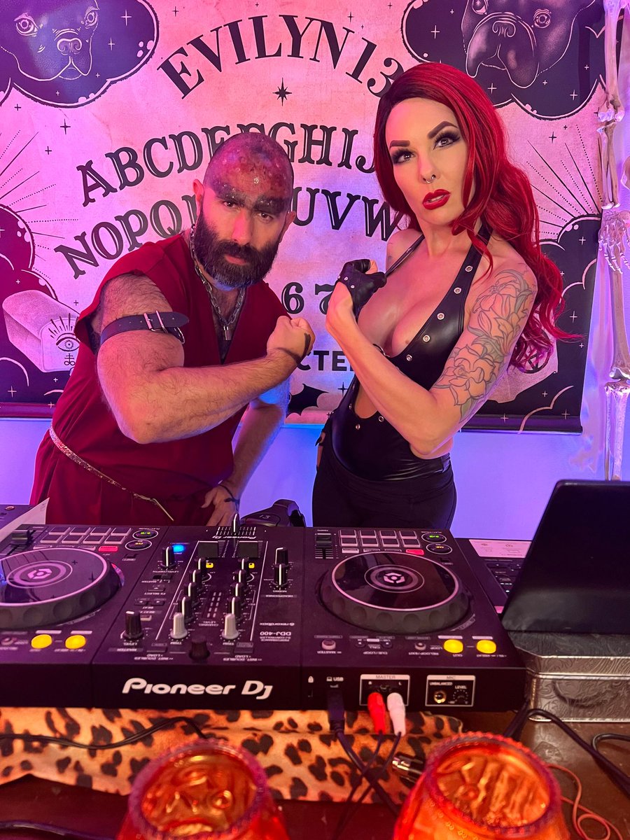 evilyn_13's tweet image. Tonight is the @MinuitMachine @rngfngr and #Devours show at the @biltmorecabaret! To help get you in the mood I have uploaded my interview with Devours to YouTube! youtube.com/watch?v=FbRj1i… Enjoy! #music #interview #LiveStream