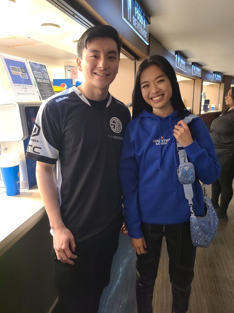 fizzlezz1's tweet photo. Met @akaNemsko at worlds quarterfinals in front of concessions yesterday (pog!) She's even prettier in person btw 🥰 #tsmwin https://t.co/MtGAqZbh4s