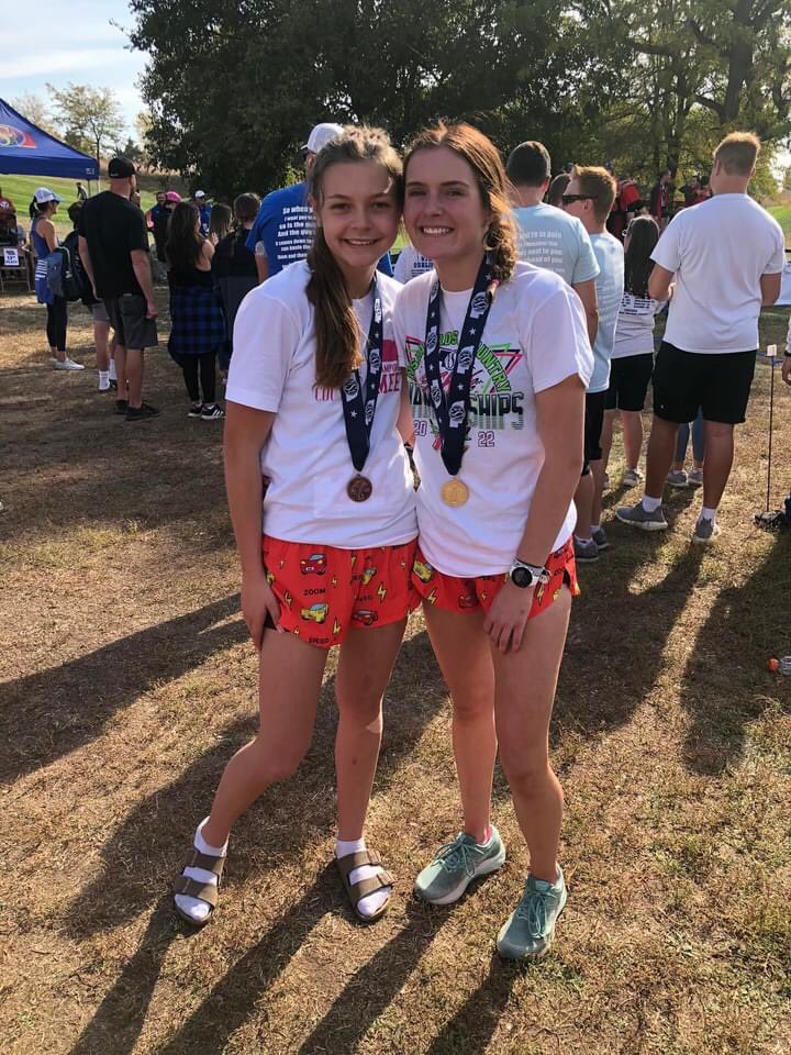 ArloXC's tweet photo. We have a 2 TIME STATE CHAMPION! Keeli defended her state title to win the Class C girls race.🥇 She ends her Arlington XC career with an undefeated record. Absolutely amazing! 👏🏻 
Hailey added to her medal collection placing 7th! The girls team finished 8th out of 15 teams. https://t.co/N7Hoch13oc