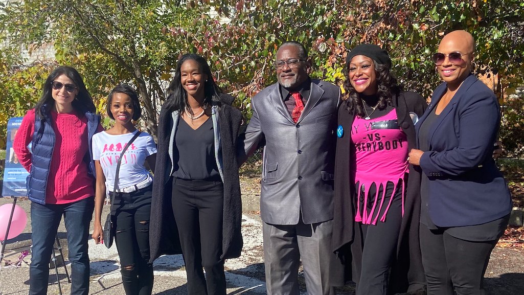 Thanks to the residents who joined us at the Church of the Messiah in Detroit @231egrandblvd to talk reproductive rights with @AyannaPressley, @KyraHBolden & organizer @IvyNicholen. We must #GOTV in the next 17 days to elect pro-choice, pro-democracy candidates & pass Prop 3!