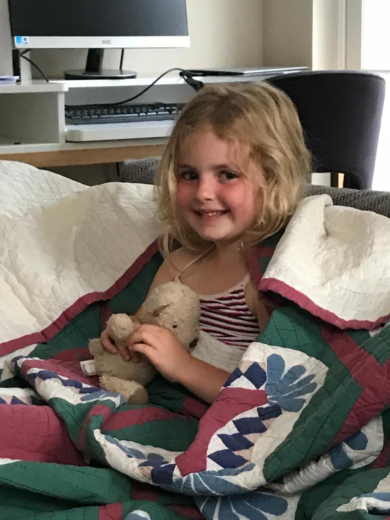 lacooper01's tweet photo. Plea to @TfL last Sunday my 9 year old daughter lost her black bag with the words ‘Emme’s kit’ stitched in pink, somewhere on or between Euston tube station &amp; oval tube station on the northern line. Inside was her favourite teddy she has had since she was born. https://t.co/ddSsqsCDKL