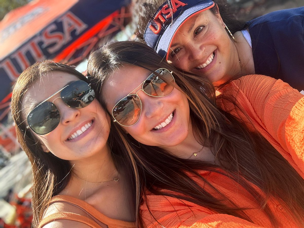 babscarde's tweet photo. 🧡🤙🏼 #UTSA #UTSAHC22 #gamedayutsa #utsagameday #utsafootball @CoachACardenas @deeeeecardenas https://t.co/OlGsX2kTWP