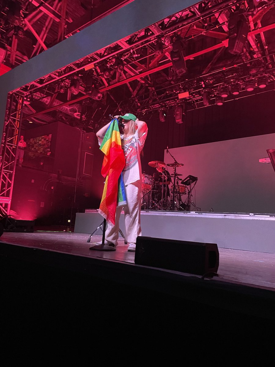 ischwing17's tweet photo. The fact I got to meet my favorite artist and tell her how much her music means to me was the highlight of my life. Plus I got this cool set up now, thanks @chelseacutler you are one of a kind ♥️ https://t.co/mpfR3tg7uY
