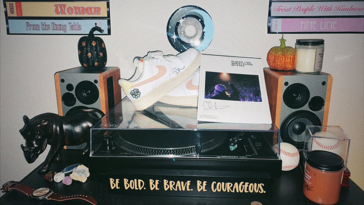 ischwing17's tweet photo. The fact I got to meet my favorite artist and tell her how much her music means to me was the highlight of my life. Plus I got this cool set up now, thanks @chelseacutler you are one of a kind ♥️ https://t.co/mpfR3tg7uY