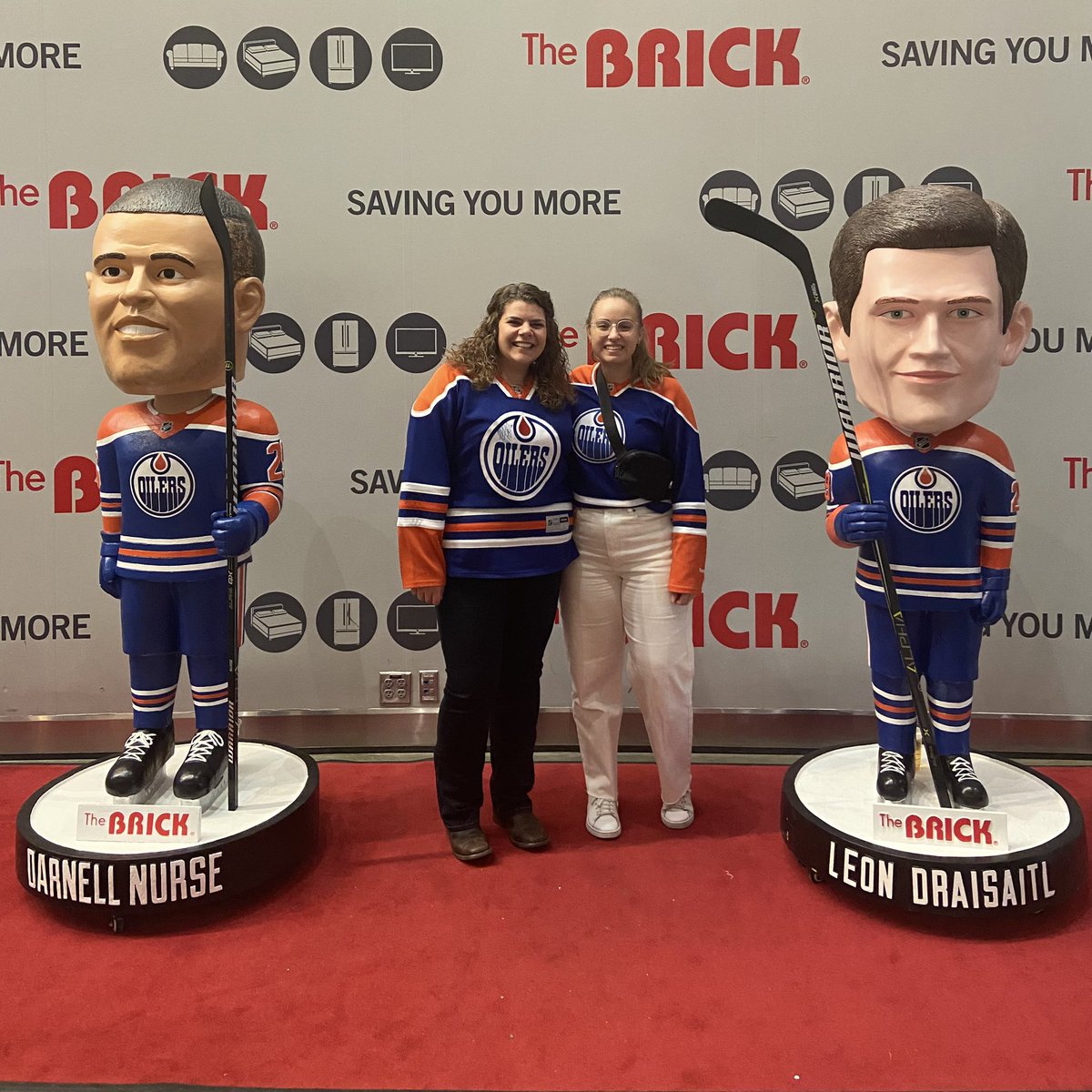 palsitta22's tweet photo. Afternoon fun with my favourite South African! #brickbestseats @EdmontonOilers @RogersPlace https://t.co/BZAiP72X9x