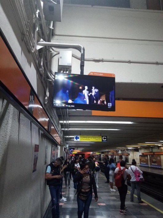 GkFanClubMexico's tweet photo. Gracias a todas las phiballs que apoyaron para que el video de nuestro chico fuera proyectado en las pantallas del metro de México 🇲🇽🙏🏼🙏🏼

@gulfkanawut 
#GulfKanawut
#WHYYOUSOSERIOUS 
#WYSS https://t.co/yViEiyMTmu