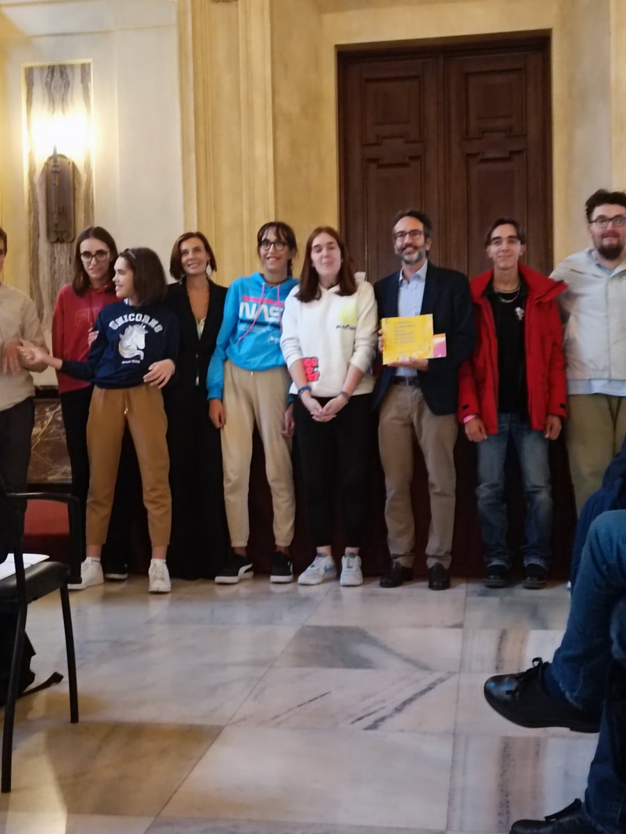 assigulliver's tweet photo. Oggi a Milano, in occasione della celebrazione dei nostri primi 10 anni della nostra associazione, abbiamo consegnato il glossario alla Vicepresidente del Consiglio del @ComuneMI @RobertaOsculati
e all'assessore al Welfare e Salute #lambertobertolé
#Assi10 #AssiIntour https://t.co/Duymdd233N