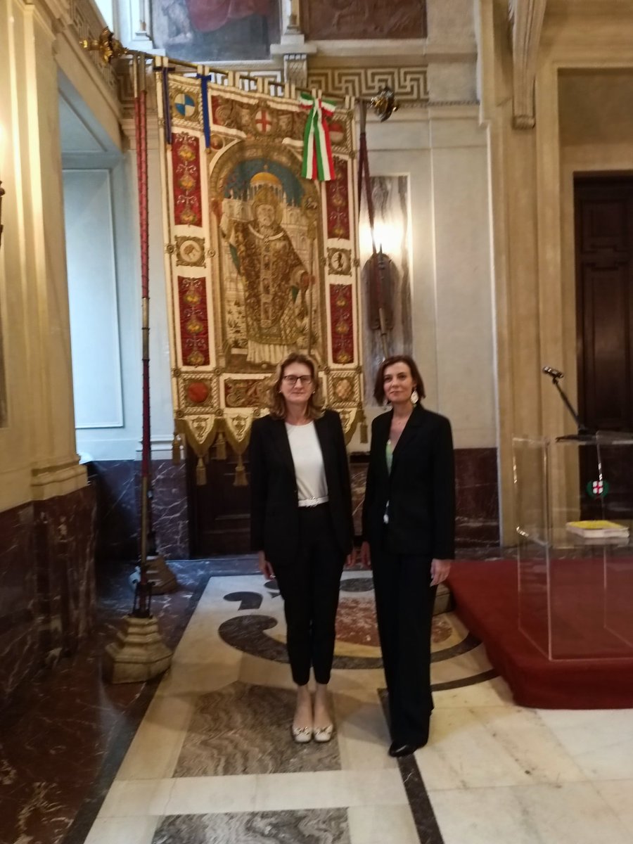 assigulliver's tweet photo. Oggi a Milano, in occasione della celebrazione dei nostri primi 10 anni della nostra associazione, abbiamo consegnato il glossario alla Vicepresidente del Consiglio del @ComuneMI @RobertaOsculati
e all'assessore al Welfare e Salute #lambertobertolé
#Assi10 #AssiIntour https://t.co/Duymdd233N