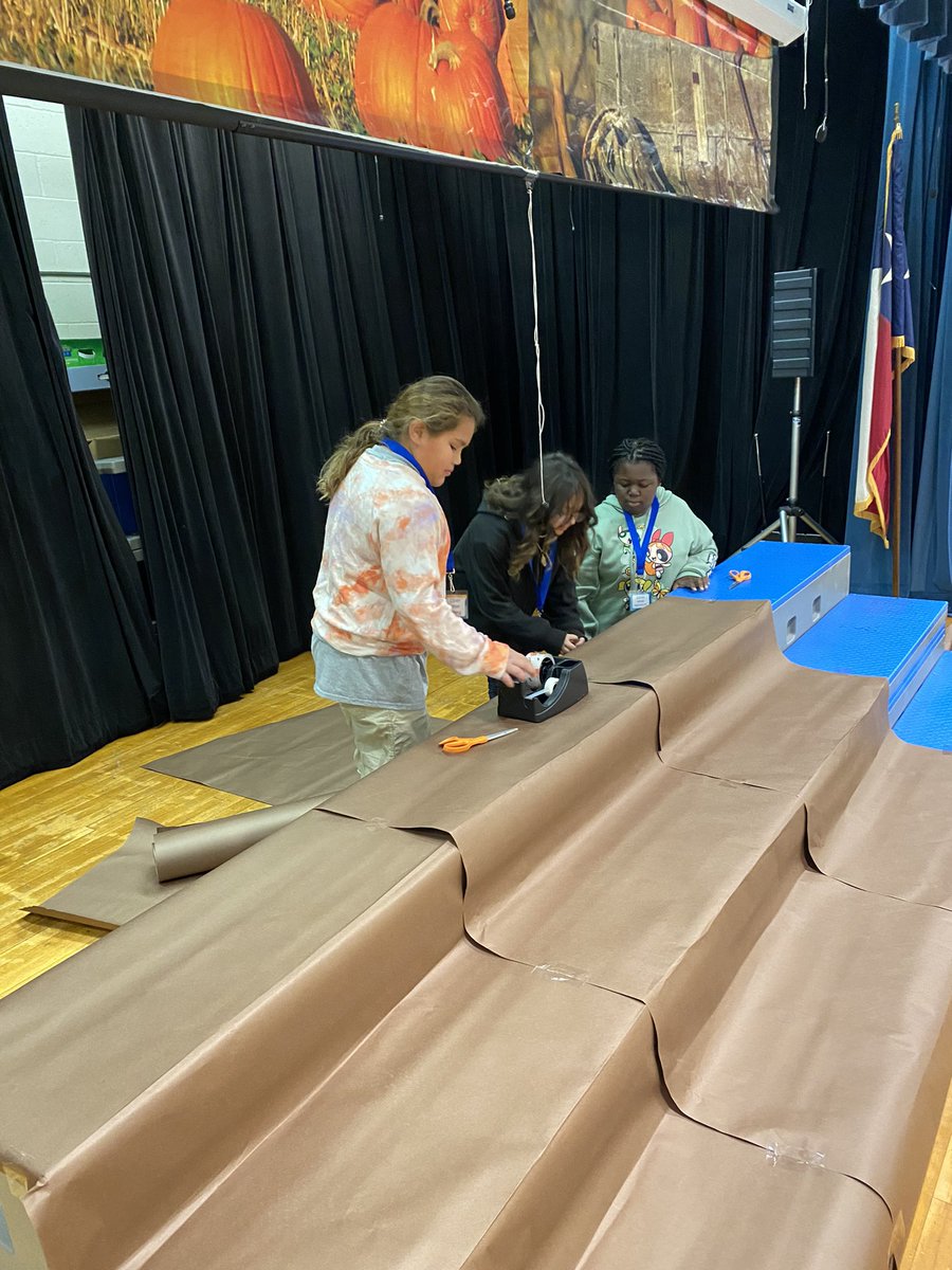 AndreaFosterLib's tweet photo. Library Leaders setting the stage for our @BlantonES pumpkin patch. They did a great job! @aisdlibsrv https://t.co/nkVVwpNIq7