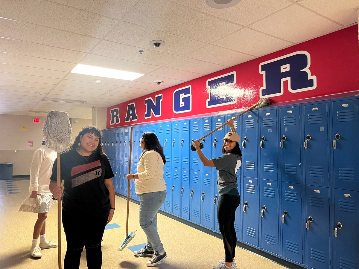 engagewithMsZ's tweet photo. A HUGE thank you to our friends from Faith Church for loving on our campus this morning with positive intention, pure kindness & creative chalk art! We’re beyond thankful to have a community that shows up for us 😊 #ServeDay #CommunityEmpowerment #RangersLEAD #WhereMsZwanders✨ https://t.co/az0wVa7Wzz