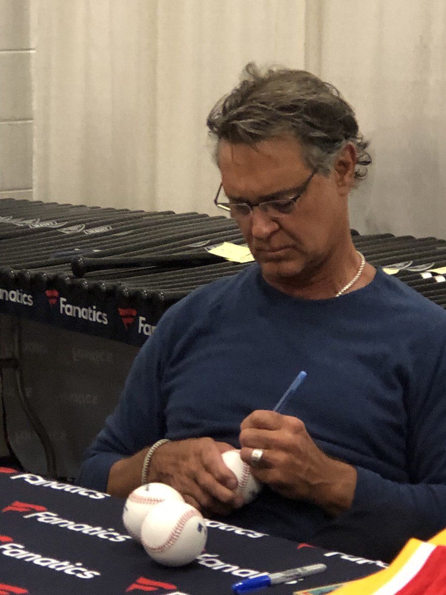 CSASHOWS's tweet photo. Don Mattingly signing at the CSA Show Saturday!
#donmattingly #csashow #baseball #baseballlife #mlb #csashows #thehobby #whodoyoucollect https://t.co/6OSxKGjtsb