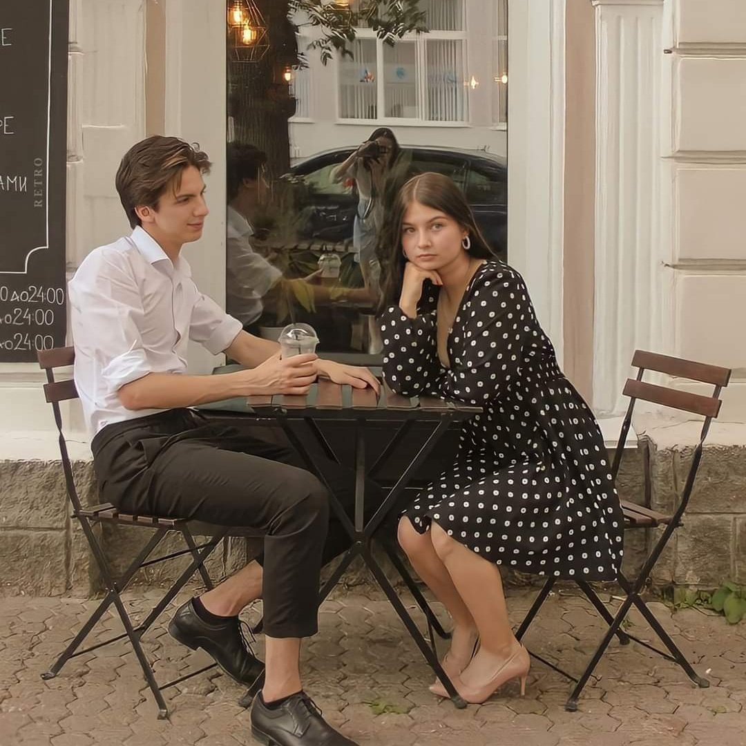 والله ونسينا ومر الزمان، رجعنا التقينا في نفس المكان، عيونك الزينه قالت كلام..