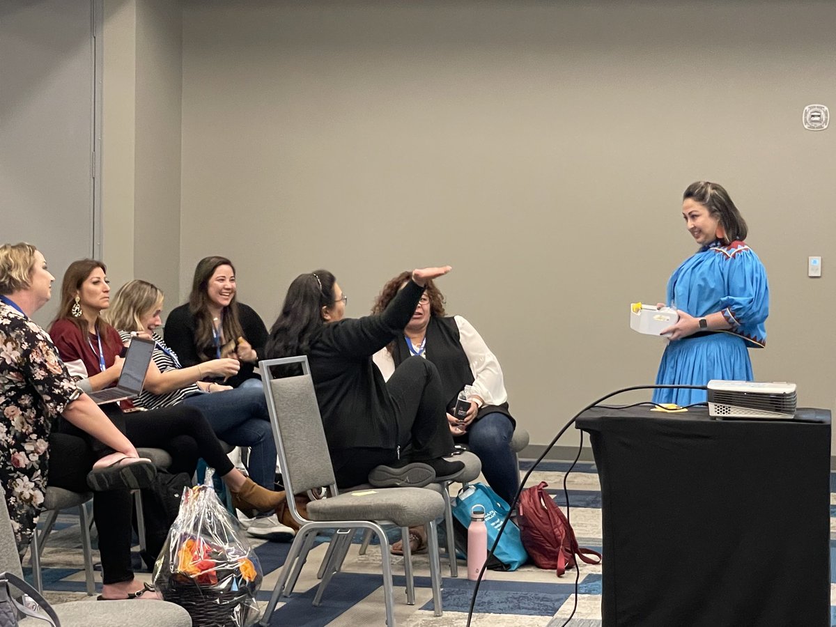 AnnieRiveraEdu's tweet photo. ⁦@LISDWL⁩ #lisdwl teacher ⁦@Griffin_MS⁩ Sra. ⁦@Doggett1979⁩ shares about authentic resources with fellow WL educators 🌏 in the state at #tflaafc22 by ⁦@TFLA_Tweets⁩ https://t.co/lxa8K4PDzf
