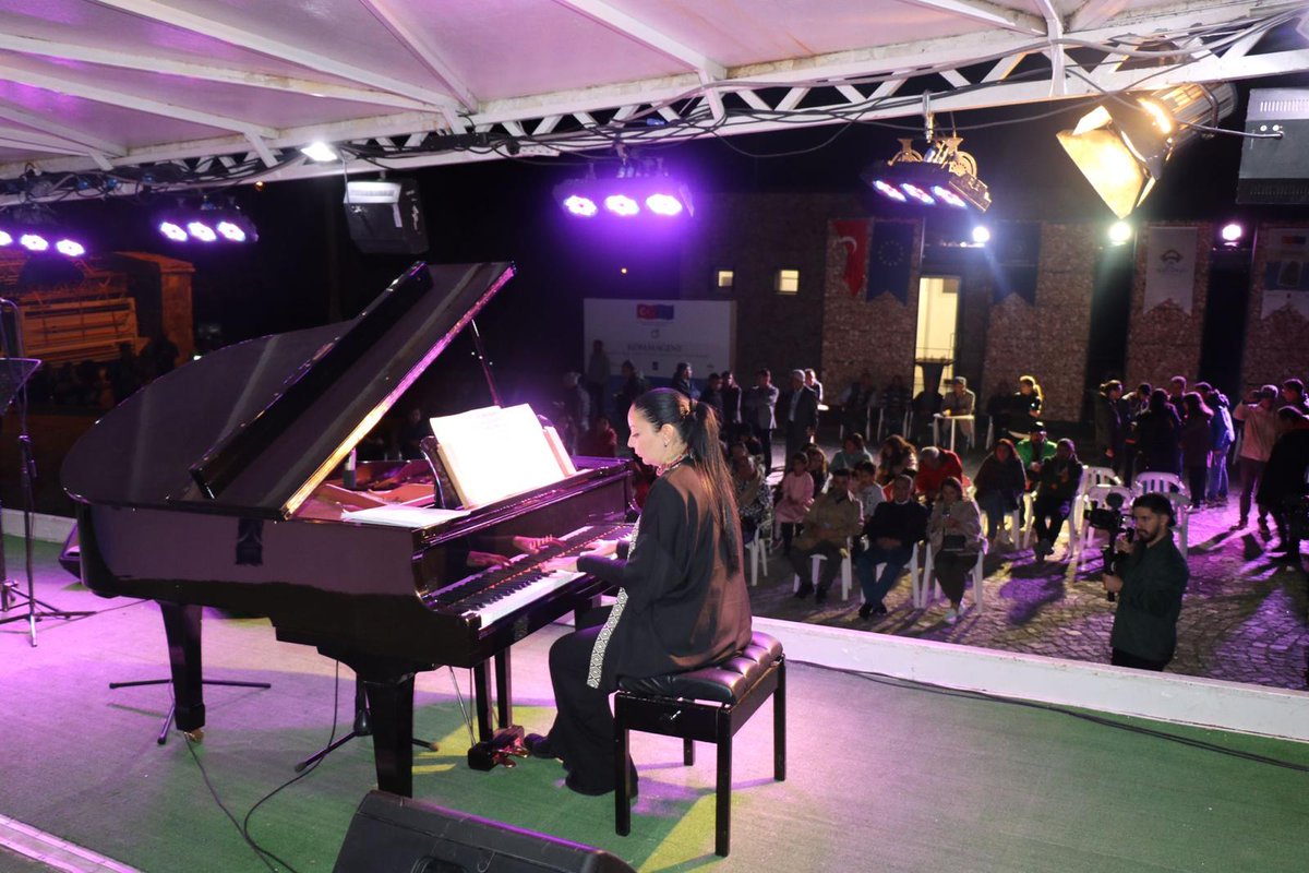 “Gizemli Krallık Kommagene Şöleni” kapsamında Eski Kahta Kalesinin büyüleyici atmosferinde  Operet Güvenç Dağüstün ve Piyanist Ilgıt Dağüstün tarafından verilen konsere katıldık.