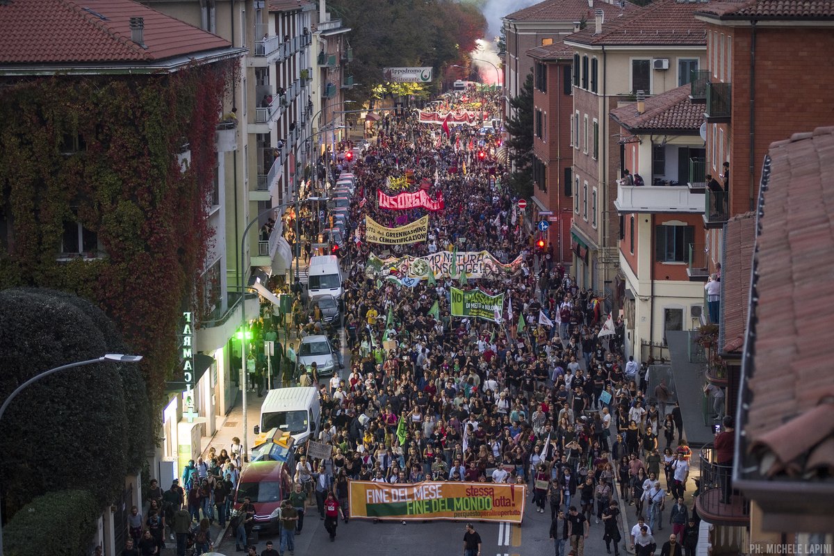 Una #manifestazione con 30.000 persone (secondo gli organizzatori) oggi a #Bologna contro il #PassanteDiMezzo e per la #convergenza delle lotte.

Per la #giustiziaclimatica e la #giustiziasociale.

Un bel #benvenuto al nuovo #Governo 

#tangenziale #photojournalism #climatecrisis