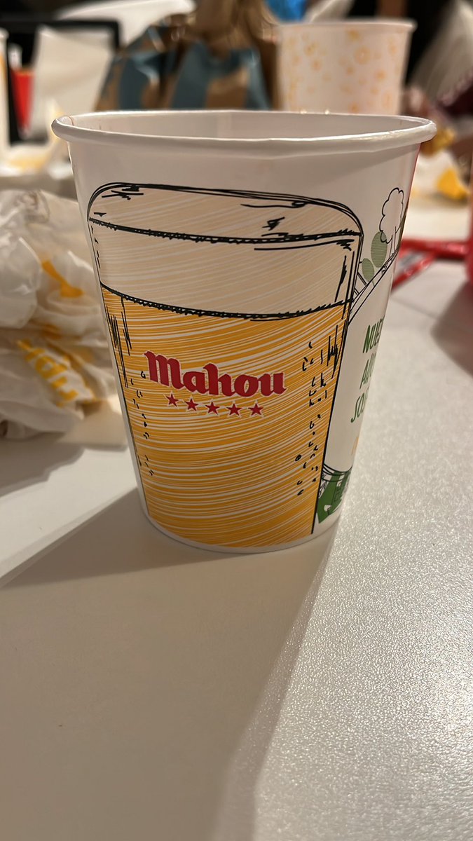 papuchi53's tweet photo. Curioso vaso para los #HappyMeal de @mcdonalds_es, se les ha olvidado que ese menú es para niños??? 🙈🙈🙈 https://t.co/dkTK9pGc3I