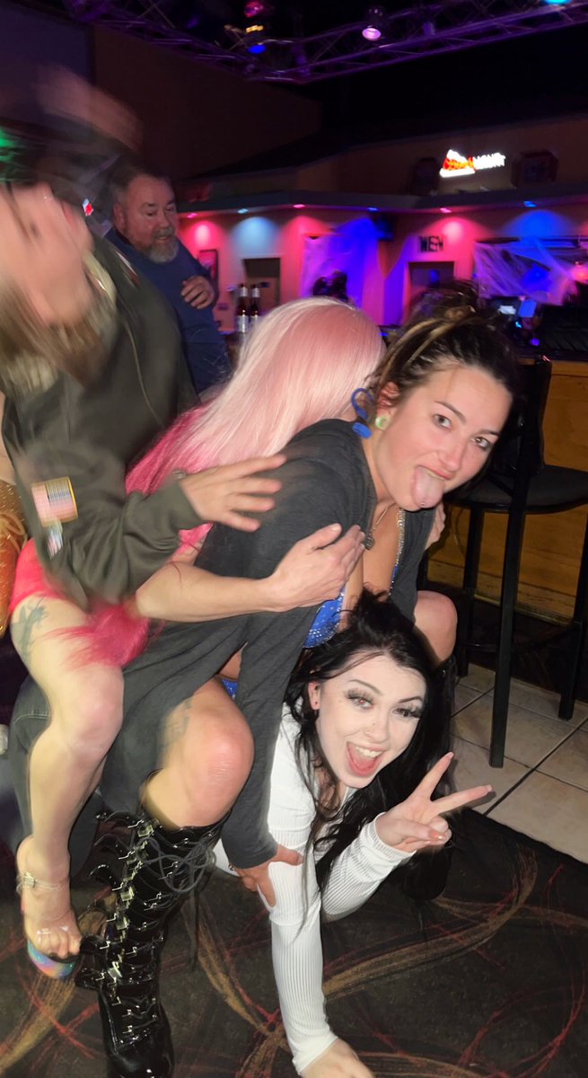 saltysirenx's tweet photo. i don’t remember this but i’m so happy for my friday night, even if i don’t remember  🤍#stripperproblems https://t.co/H53oR11wPY