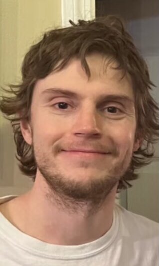 thinkerpeters's tweet photo. omg guys, new pic of evan!! https://t.co/V9r444UM0V