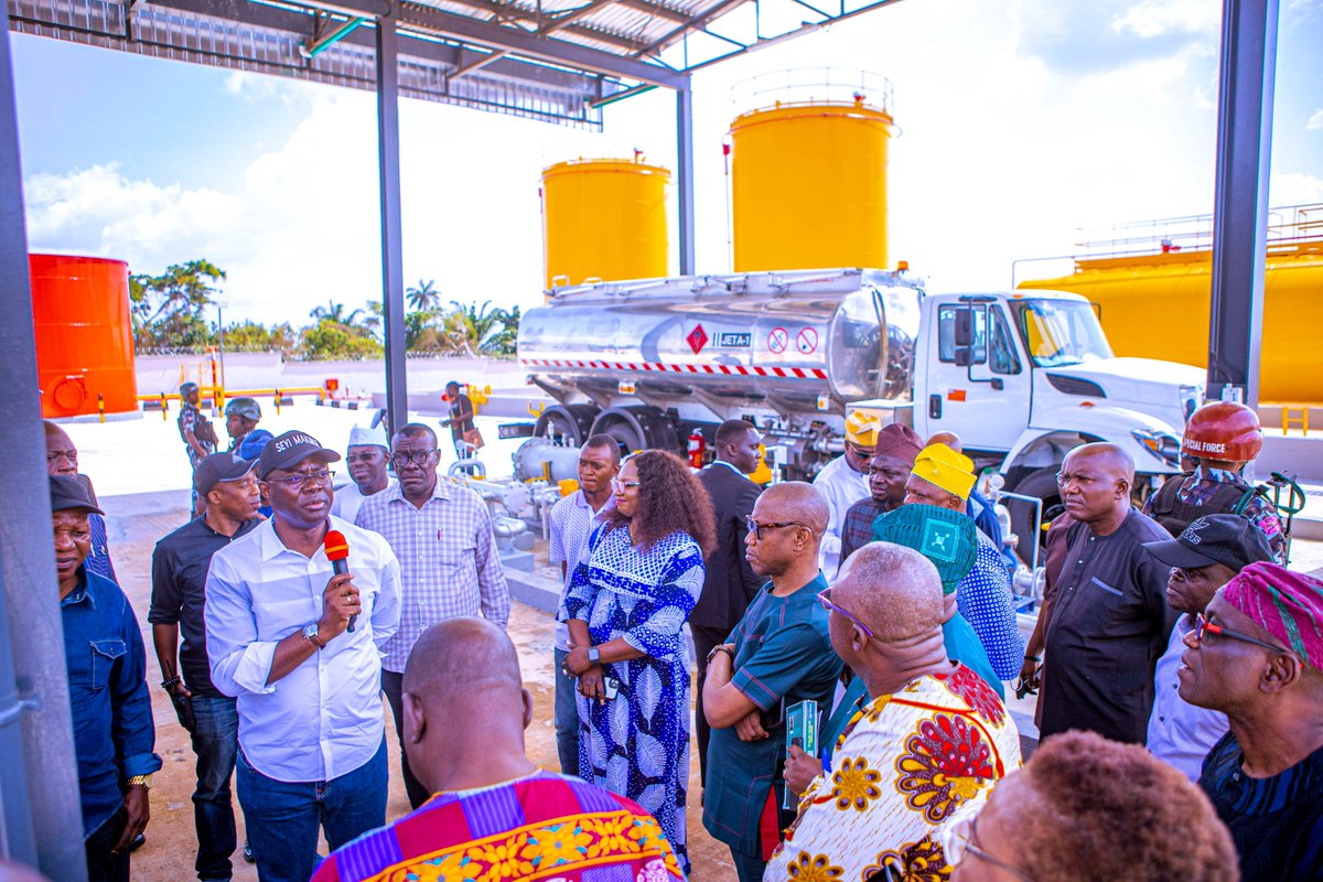 seyimakinde's tweet photo. Additionally, we were at the ongoing 76.67km Iseyin-Fapote-Ogbomoso Road project, a brand-new road being constructed by our administration, as well as the Ibadan Airport to view the 500,000 litres fuel tank farm being installed by our administration. https://t.co/9M4v1YFEcZ