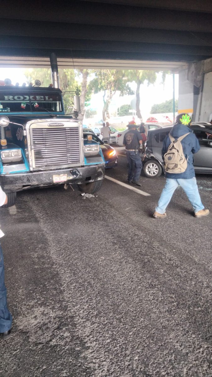 zonaceroedomex's tweet photo. #ZCN I Tráiler se queda sin freno y provoca carambola en Periférico, esto en dirección sur, antes de la zona de Valle Dorado en #Tlalnepantla. Tomen precauciones. https://t.co/RdiayNMsO8
