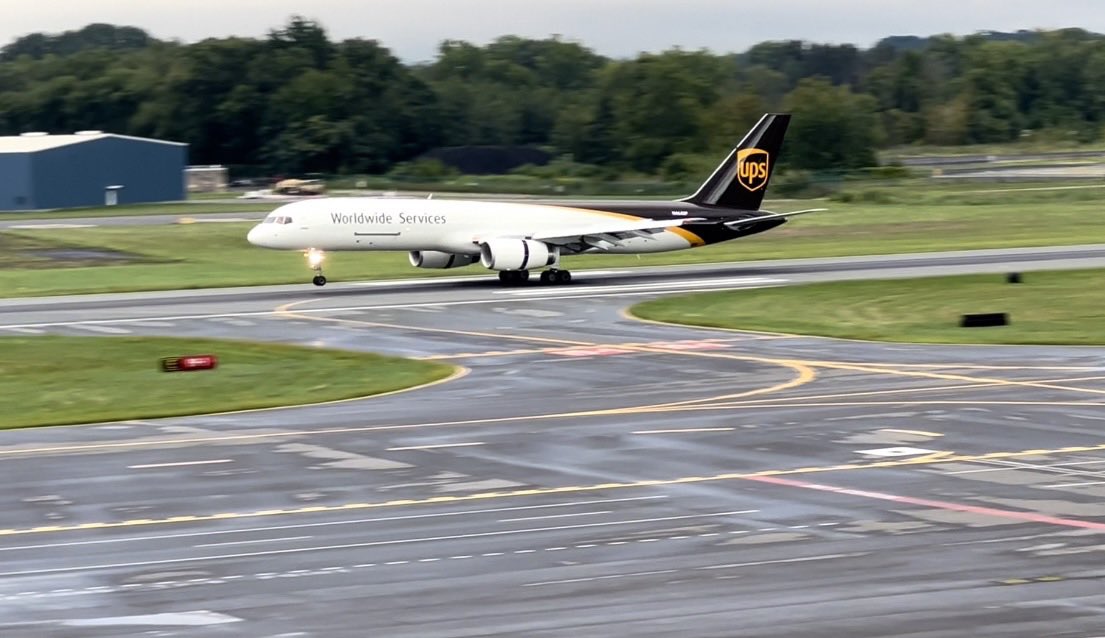 PholusMC's tweet photo. @UPS That 757 landing was beautiful.

#ups #cargo #aviation #pilot #avgeek #photography #planes #plane #planespotting #boeing #aircraft https://t.co/zMtGcEqjAC