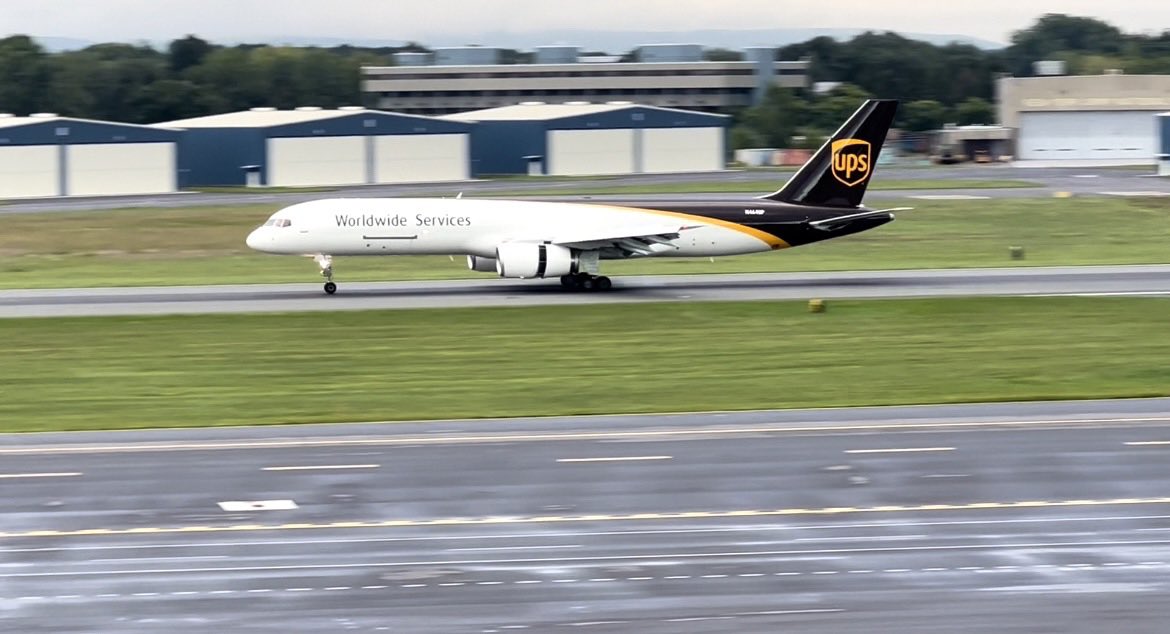 PholusMC's tweet photo. @UPS That 757 landing was beautiful.

#ups #cargo #aviation #pilot #avgeek #photography #planes #plane #planespotting #boeing #aircraft https://t.co/zMtGcEqjAC
