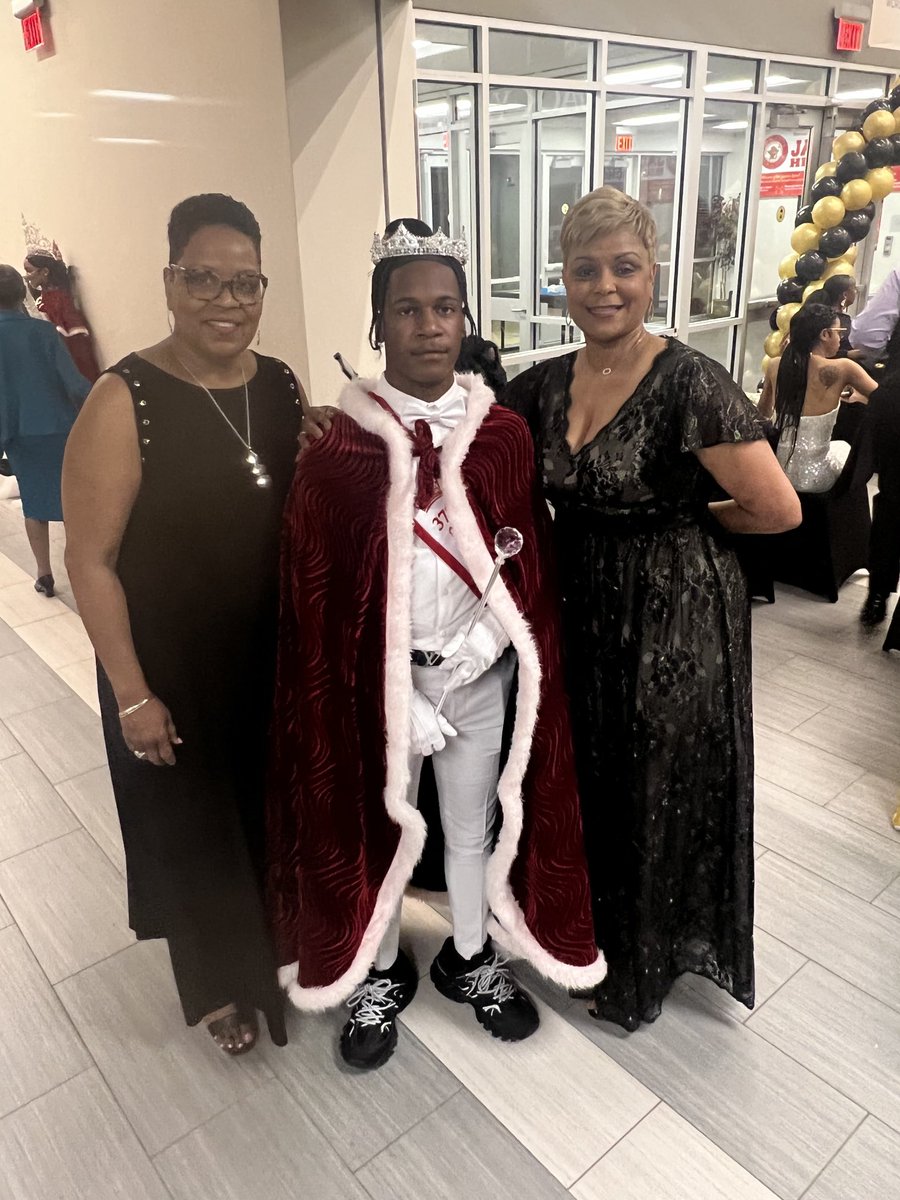 tifftoy68's tweet photo. It was an elegant night at the Lion’s Den - the crowning of Mr. and Miss Jack Yates, along with their Royal Court! ⁦@JackYatesHigh⁩ ⁦@YatesMagnet⁩ https://t.co/tz55SuGQRe