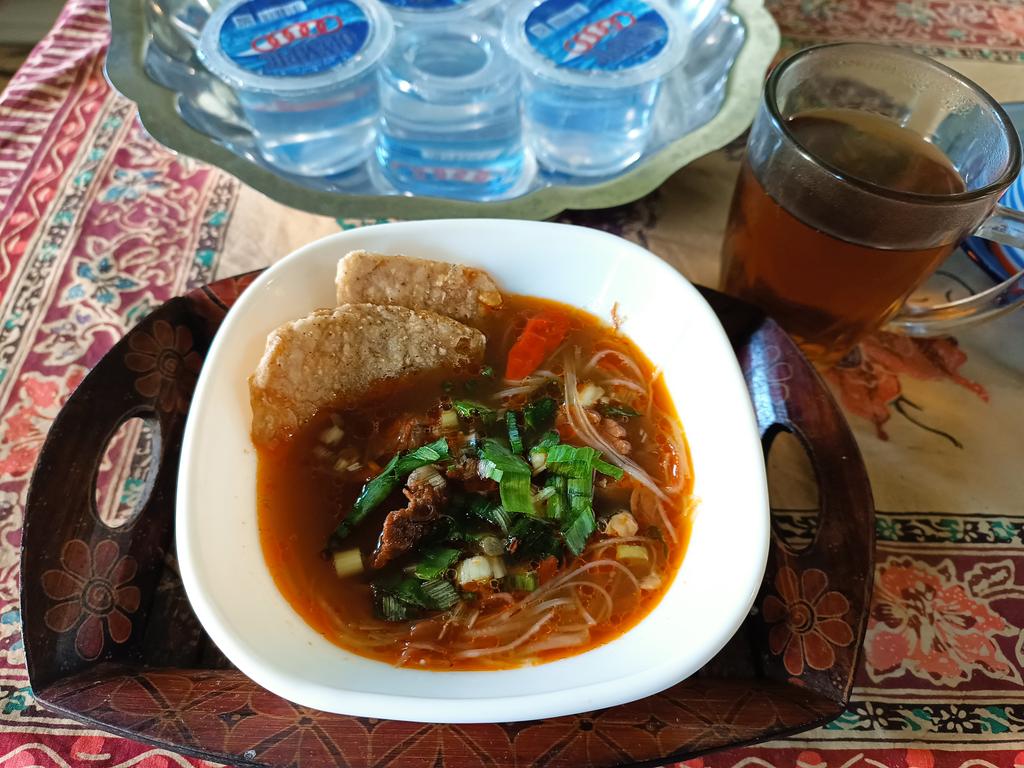 jacintha_box's tweet photo. Alhamdulillah, pagi ini bisa sarapan taoto. Megono? Ada dong. Beda ya sama sego megono magelangan, bukan urap gaes. Mr bojo milih minum teh jahe madu aja dulu. Monggo Mas @arieparikesit
#SarapanApa
#KulinerPekalongan
#MaduMultiflora
#MaduMurni https://t.co/6cv8QqDo7V