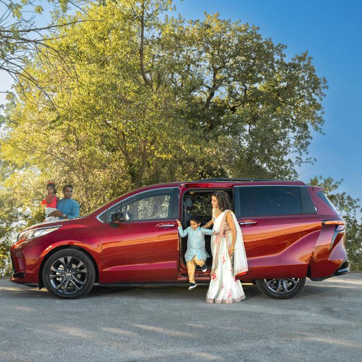 CedricTheel's tweet photo. Room for family, gifts, love and laughter. What’s in your Sienna this holiday season?

#Sienna #Diwali #Le... https://t.co/5yKz3qIN5h https://t.co/WXdvH61Yfw