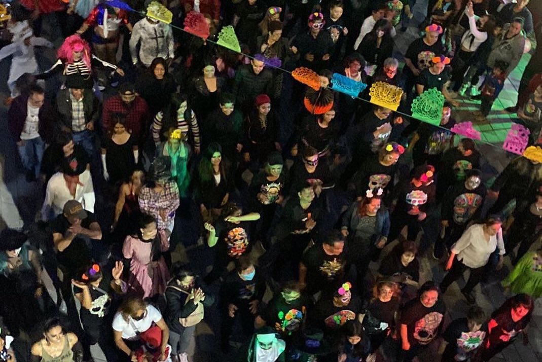 Ponte_Pila_'s tweet photo. En la Ciudad de México se Baile Así 💃🏻🕺🏻
Miles ciudadanos de todas las edades participan en nuestros tradicionales #SábadosDeBaile #PontePila, gran ambiente familiar, recuerda que todos los sábados nos encontramos en diferentes puntos de las 16 alcaldías de la CDMX. #PontePila https://t.co/cKskOAhdhe