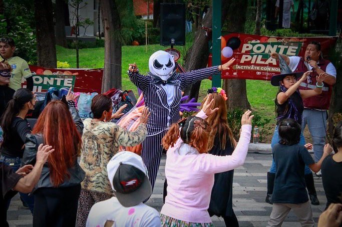 Ponte_Pila_'s tweet photo. En la Ciudad de México se Baile Así 💃🏻🕺🏻
Miles ciudadanos de todas las edades participan en nuestros tradicionales #SábadosDeBaile #PontePila, gran ambiente familiar, recuerda que todos los sábados nos encontramos en diferentes puntos de las 16 alcaldías de la CDMX. #PontePila https://t.co/cKskOAhdhe