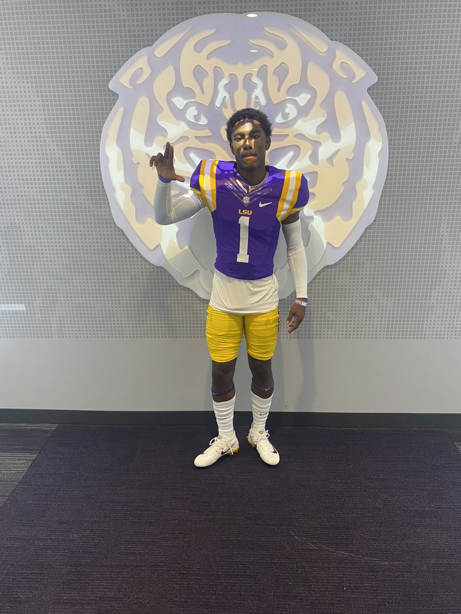 NoreelWhite_'s tweet photo. Very blessed to have earned/received and offer from The Boot🟡🟣@Coach_Hankton @CarlStCyrLSU https://t.co/rzi2QURD0g