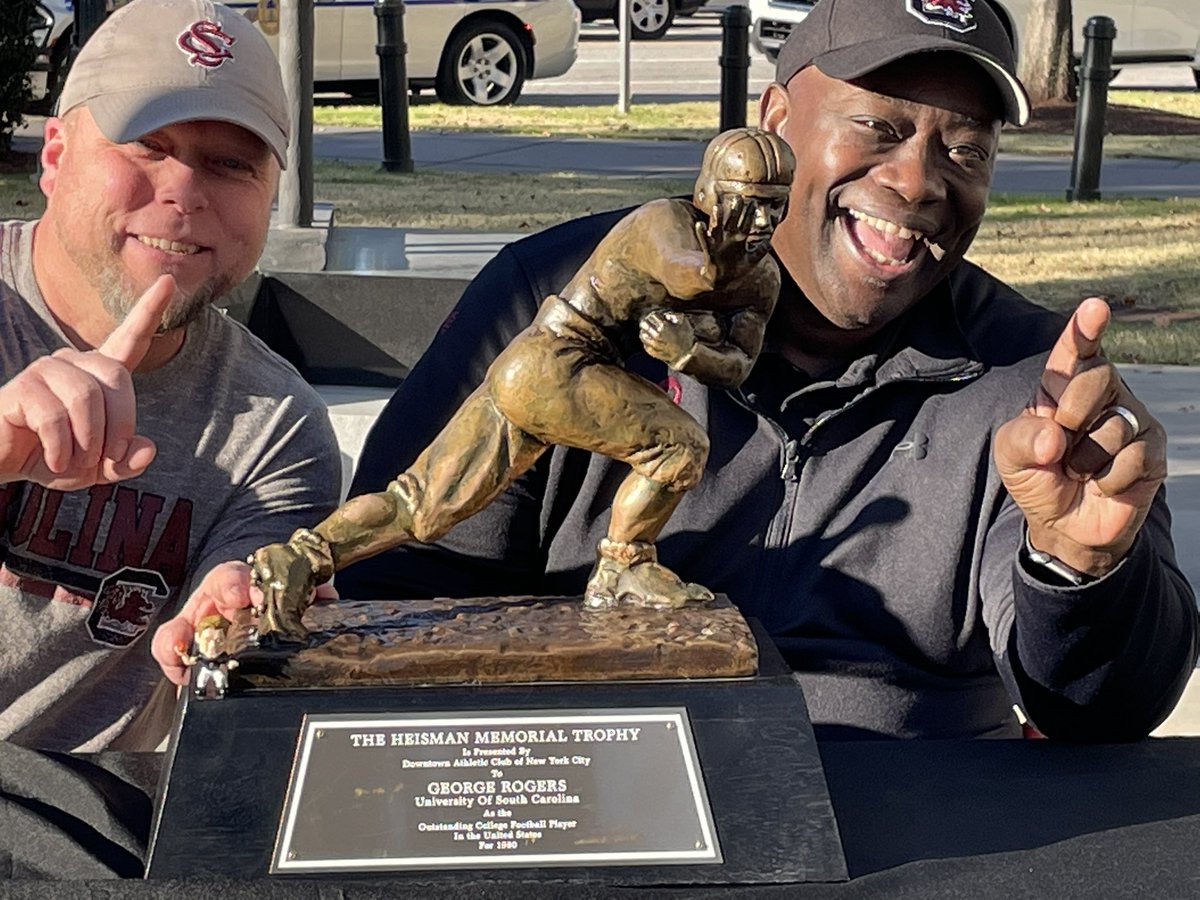 SheistyLi's tweet photo. Met another fellow Heisman great #heisman #georgerogers #joeburrow #williamsbrice #gamecocks https://t.co/EpokNmZ5a9