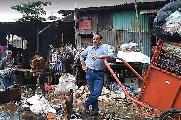 Kasian tukang angkut sampah pun kena pungli, jadi ingat zaman Jahiliyyah, gerobak &amp; sampah pun cuma dipake selfie2. Hanya sampah yg selfie2 sama sampah. Masuk sampah, keluar sampah.
