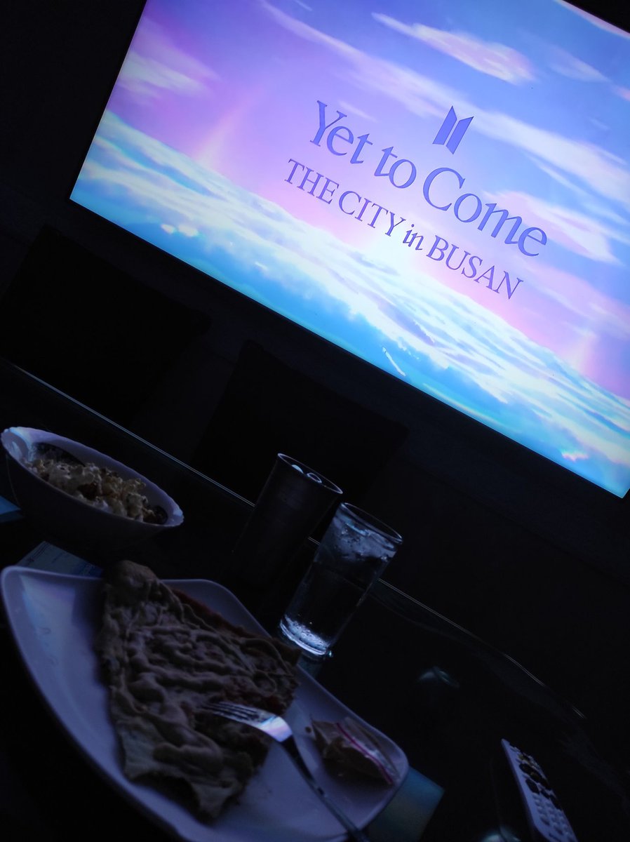 uncorazonpurple's tweet photo. MOOD: NO ME JODAS LA NOCHE WEVERSE!!
TODAVÍA NO HE VISTO TODAS LAS PRESENTACIONES!! 😘
#BTS <Yet To Come> in BUSAN on Weverse LIVE💜 🍸
#YetToComeBusan #YetToCome
#YetToCome_on_Weverse
#DelayedStreaming @BTS_twt https://t.co/BP4GQCwIGg