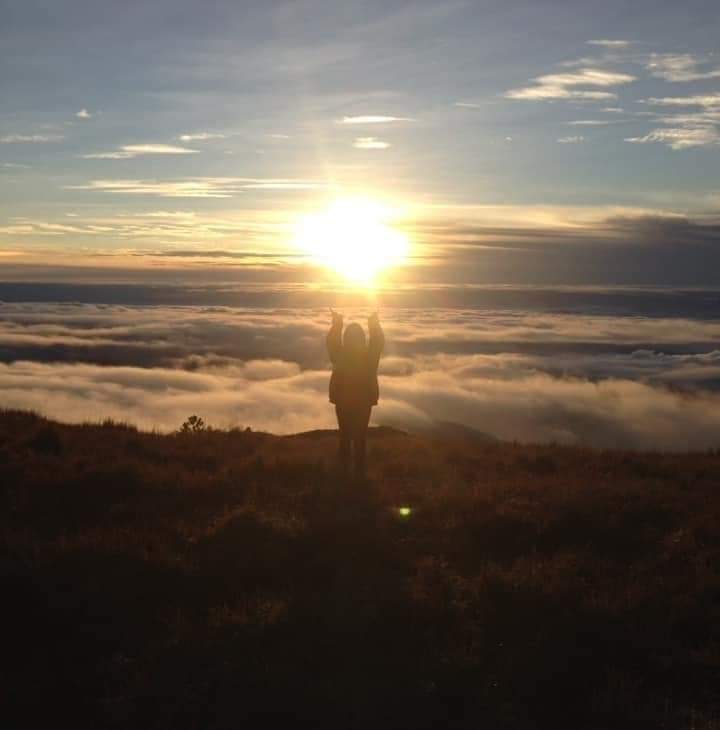 AnarieCastillo's tweet photo. pt.2 ➡️Being a humble person open minds to new ideas and help them with a positive outlook in life. "When pride comes, then comes disgrace, but humility comes wisdom." - Proverbs 11:2 #humility #mountpulag #sunrise #Sunrisephotography ⛰️ https://t.co/sBGw8lKumH