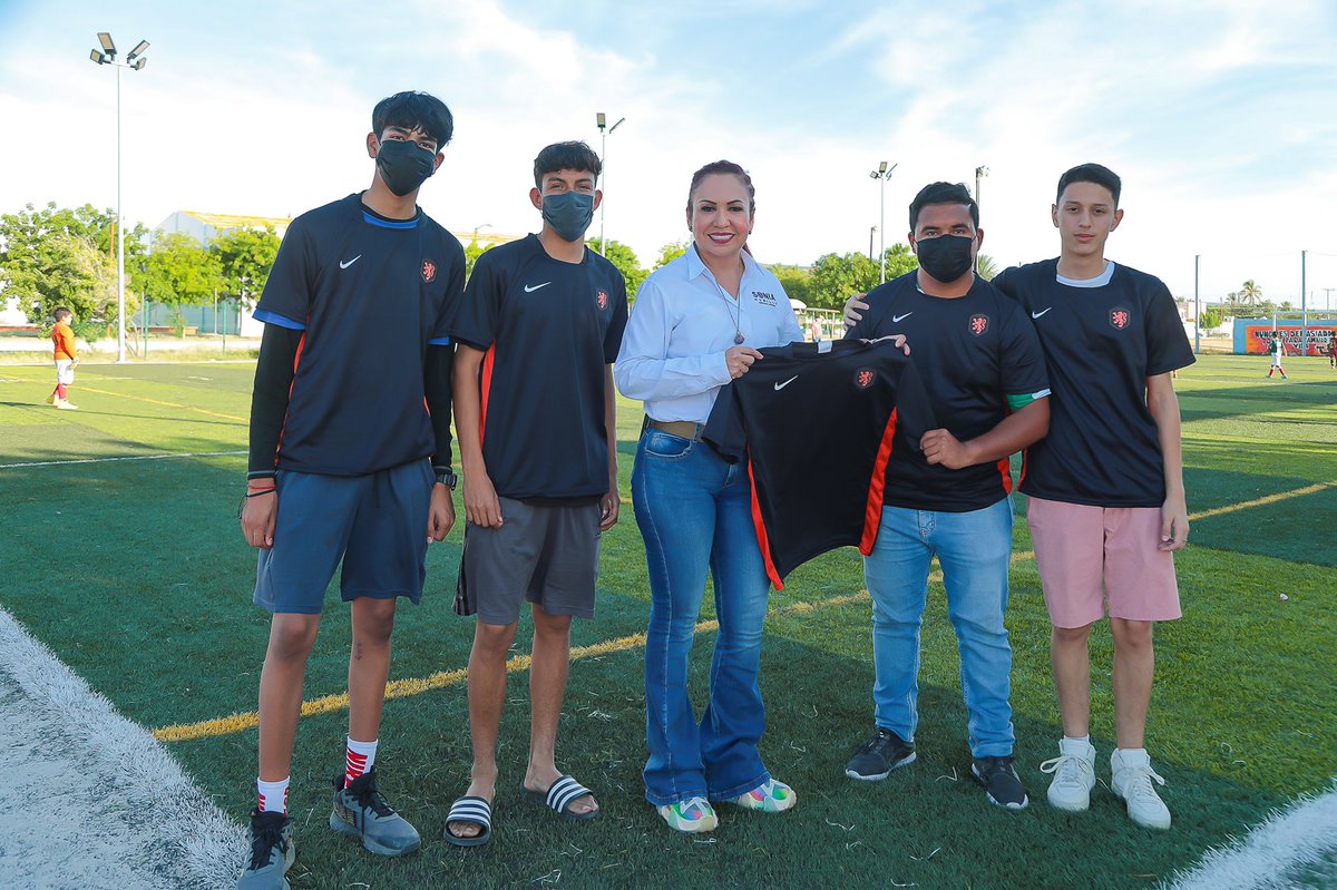 SoniaMurilloMx's tweet photo. Seguimos apoyando al deporte sudcaliforniano ⚽️‼️

Con todo gusto, hicimos entrega de sus nuevos uniformes a Pablo, Guillermo, Joshua y Manuel  del equipo de fútbol de la Colonia “𝗣𝘂𝗲𝘀𝘁𝗮 𝗱𝗲𝗹 𝗦𝗼𝗹" quienes participan en la Liga #INTERCOLONIAS La Paz 2022. https://t.co/Ztpux1KkvJ