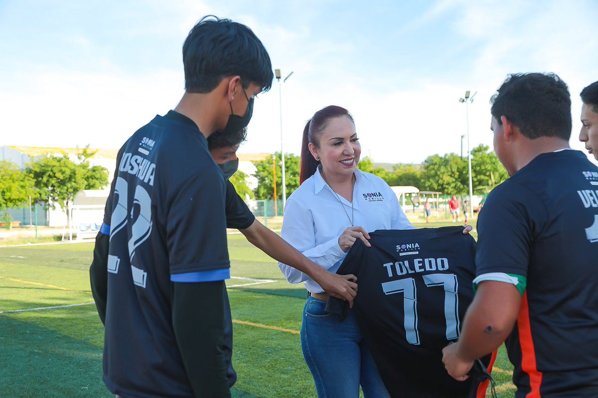 SoniaMurilloMx's tweet photo. Seguimos apoyando al deporte sudcaliforniano ⚽️‼️

Con todo gusto, hicimos entrega de sus nuevos uniformes a Pablo, Guillermo, Joshua y Manuel  del equipo de fútbol de la Colonia “𝗣𝘂𝗲𝘀𝘁𝗮 𝗱𝗲𝗹 𝗦𝗼𝗹" quienes participan en la Liga #INTERCOLONIAS La Paz 2022. https://t.co/Ztpux1KkvJ