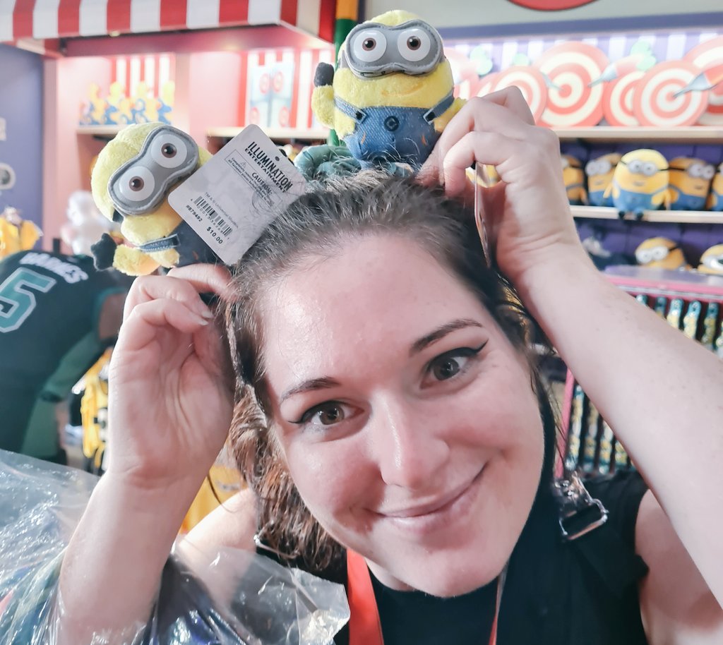 Shungeek's tweet photo. @geromeenlive @DisneylandParis Je pense qu on ne pourra pas me choper ces #lesoreillesjaunes  à la sécu de @disneylandparis et ça donne de l argent a la concurrence. https://t.co/K6Nflzz84m